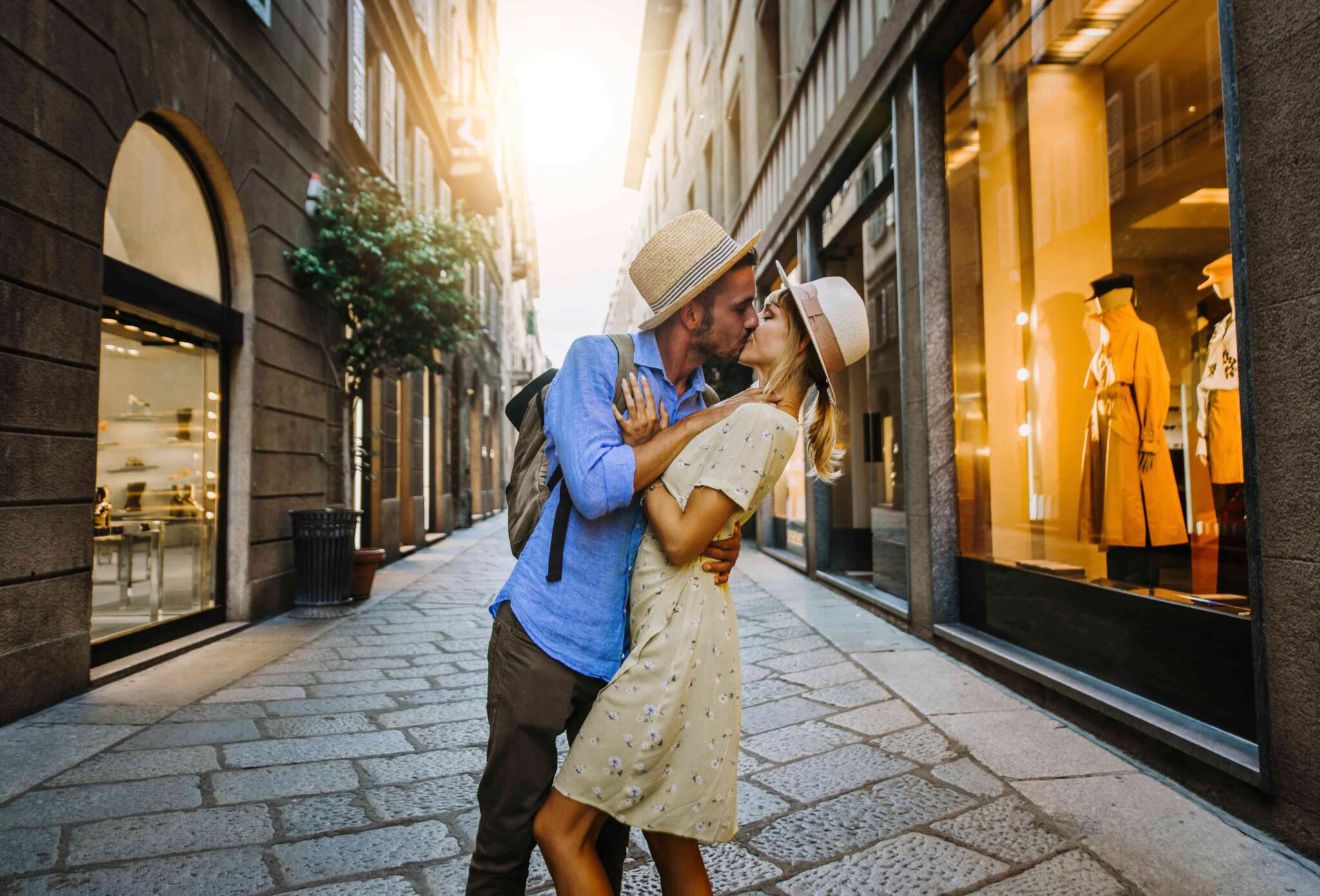 5-italian cities-romantic-kiss
