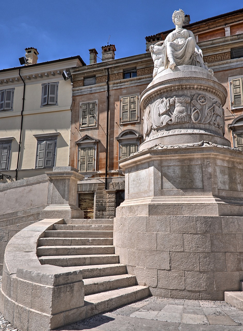udine-scultura-piazza